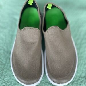 OOFOS OOMG SIZE 8 wide